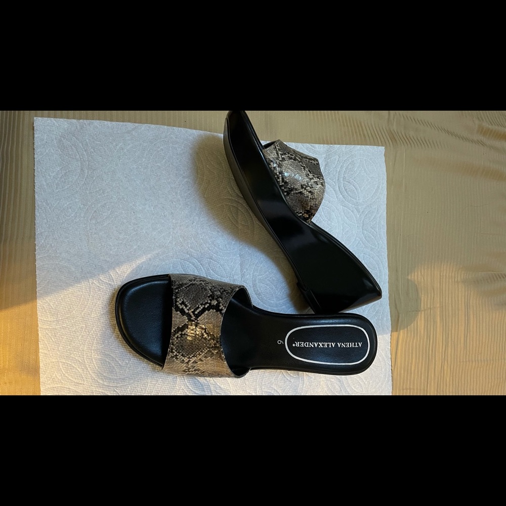 Alligator print heels, size 6